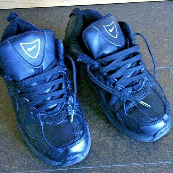 Nike Sneakers Lace Up Kids Shoes Black Trainer Youth Size 11.5 C Low Top Sports - Picture 1 of 16